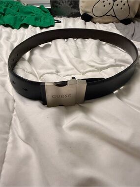 GUESS Black Leather Men’s Belt with Silver Logo Buckle
